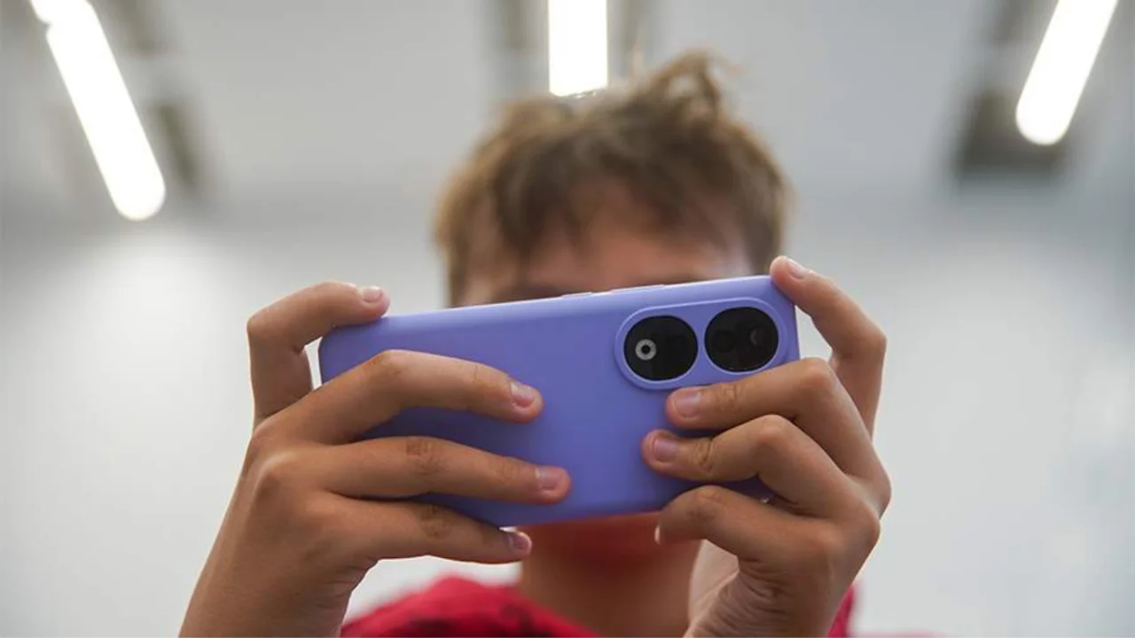 Daniya 15 yoshgacha bolalarga ijtimoiy tarmoqni taqiqlaydi